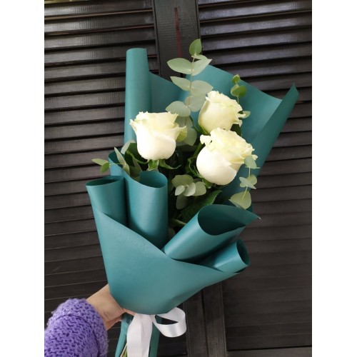 Купить на заказ Букет с белыми розами, 3 шт с доставкой в Сатпаеве