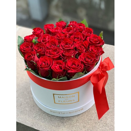 Купить на заказ 25 красных роз в коробке с доставкой в Сатпаеве