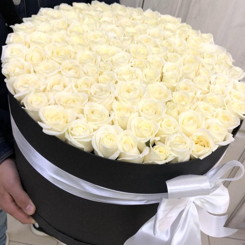 Купить на заказ 101 белая роза в коробке с доставкой в Сатпаеве