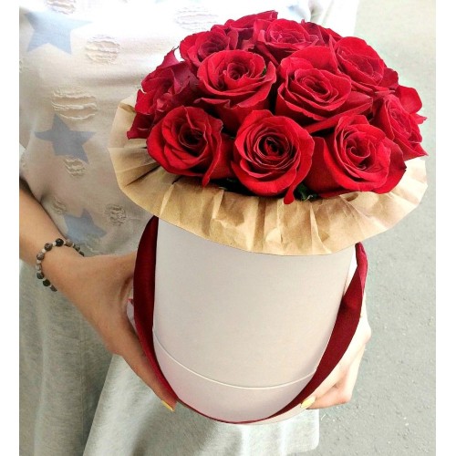 Купить на заказ 11 красных роз в коробке с доставкой в Сатпаеве