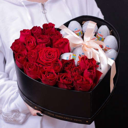 Купить на заказ Коробка роз и киндеров с доставкой в Сатпаеве